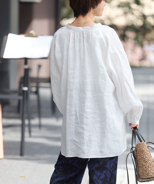 JOURNAL STANDARD relume(ジャーナルスタンダード レリューム)の「カラーリネンギャザーブラウス(シャツ/ブラウス・レディース・ブルー系その他/ホワイト・FREE)」の10枚目の写真