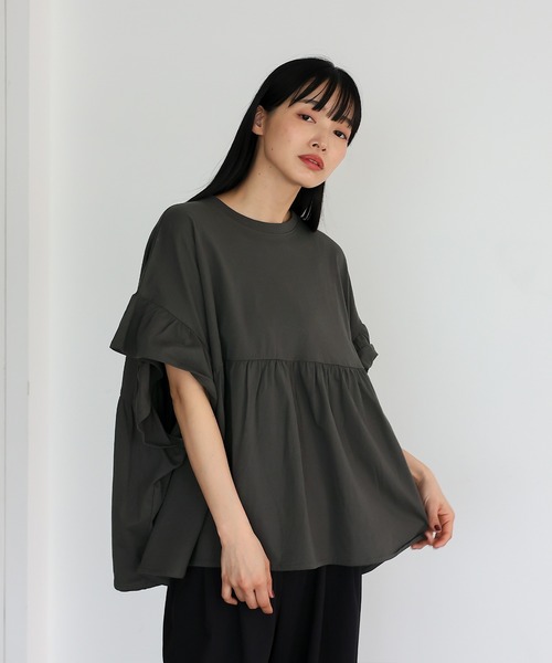 VitaFelice(ヴィータフェリーチェ)の「フリル袖ペプラムトップス フリルTシャツ カットソー(Tシャツ/カットソー・レディース・コーラルピンク/チャコール/アイボリー/ブラック・FREE)」の3枚目の写真