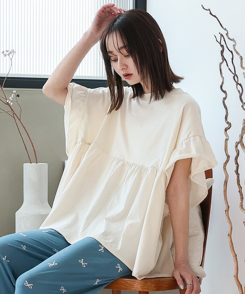 VitaFelice(ヴィータフェリーチェ)の「フリル袖ペプラムトップス フリルTシャツ カットソー(Tシャツ/カットソー・レディース・コーラルピンク/チャコール/アイボリー/ブラック・FREE)」の2枚目の写真