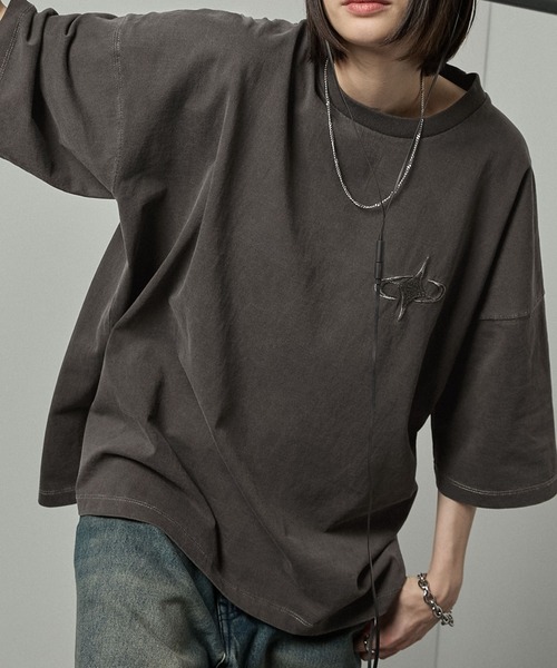 Alfred Alex(アルフレッドアレックス)の「【Alfred Alex】ヴィンテージ加工ピグメントロゴパッチTシャツ(Tシャツ/カットソー・メンズ・グレイッシュブルー/ブラック/ワイン/ダークブラウン/ブラック系/ブルー系・M/L)」の2枚目の写真