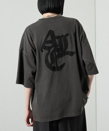 Alfred Alex（アルフレッドアレックス）の「【Alfred Alex】ヴィンテージ加工ピグメントロゴパッチTシャツ（Tシャツ/カットソー）」