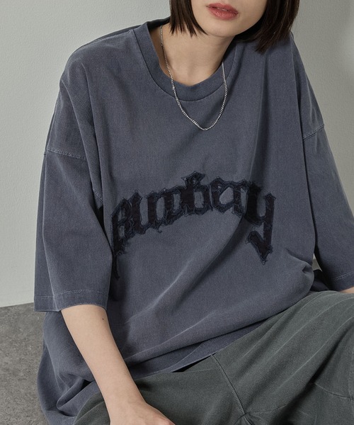 Alfred Alex(アルフレッドアレックス)の「【Alfred Alex】ヴィンテージ加工ピグメントロゴパッチTシャツ(Tシャツ/カットソー・メンズ・グレイッシュブルー/ブラック/ワイン/ダークブラウン/ブラック系/ブルー系・M/L)」の4枚目の写真