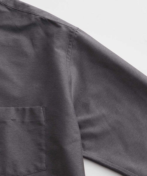 ADAM ET ROPE'(アダムエロペ)の「【ACT/アクト】超軽量 オーバーサイズ シアー バンドカラーシャツ / 速乾 / ストレッチ / イージーケア(シャツ/ブラウス・メンズ・チャコールグレー/ブラック・M/L)」の10枚目の写真
