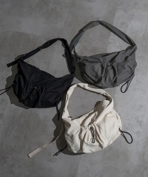 apres jour mignon（アプレジュールミニョン）の「ドロストショルダーバッグ【ZOZOTOWN限定アイテム】（ショルダーバッグ・レディース・ブラック/アイボリー/チャコールグレー・フリー）」の4枚目の写真