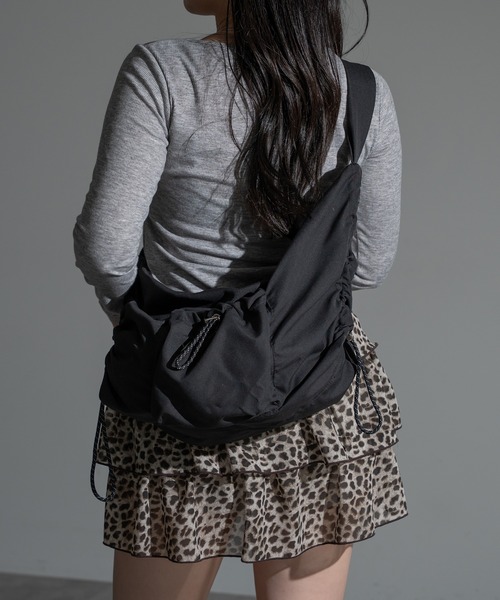 apres jour mignon（アプレジュールミニョン）の「ドロストショルダーバッグ【ZOZOTOWN限定アイテム】（ショルダーバッグ・レディース・ブラック/アイボリー/チャコールグレー・フリー）」の7枚目の写真