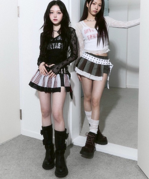CHERRYQUIRI(チェリーキュリー)の「【CHERRYQUIRI】lettering crop sleevless / 【チェリーキュリー】レタリングクロップキャミソール(キャミソール・レディース・ホワイト/ブラック・ONE SIZE)」の4枚目の写真