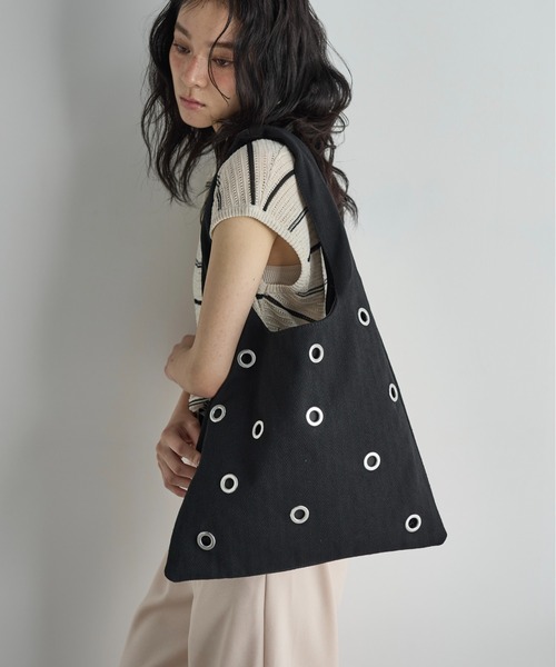 THE YOn（ザヨン）の「ヘリンボーンアイレットトライアングルトート（トートバッグ・レディース・アイボリー/ブラック・FREE）」の2枚目の写真