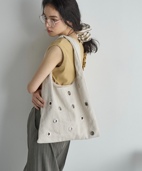 THE YOn（ザヨン）の「ヘリンボーンアイレットトライアングルトート（トートバッグ・レディース・アイボリー/ブラック・FREE）」の14枚目の写真