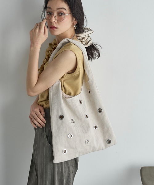 THE YOn（ザヨン）の「ヘリンボーンアイレットトライアングルトート（トートバッグ・レディース・アイボリー/ブラック・FREE）」の15枚目の写真