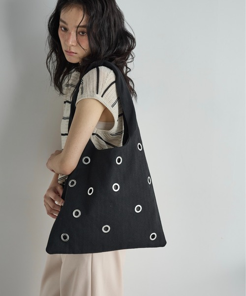 THE YOn（ザヨン）の「ヘリンボーンアイレットトライアングルトート（トートバッグ・レディース・アイボリー/ブラック・FREE）」の5枚目の写真