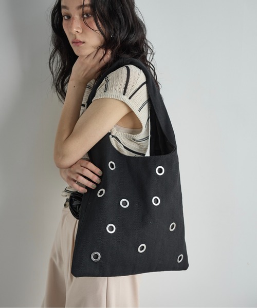 THE YOn（ザヨン）の「ヘリンボーンアイレットトライアングルトート（トートバッグ・レディース・アイボリー/ブラック・FREE）」の7枚目の写真