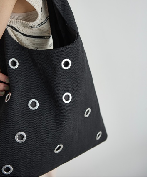 THE YOn（ザヨン）の「ヘリンボーンアイレットトライアングルトート（トートバッグ・レディース・アイボリー/ブラック・FREE）」の8枚目の写真