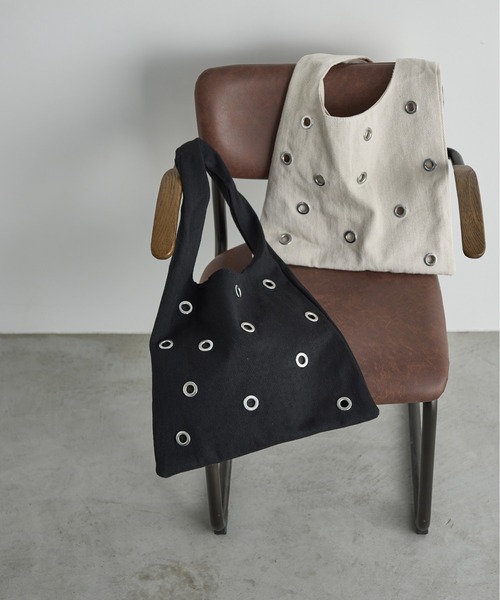 THE YOn（ザヨン）の「ヘリンボーンアイレットトライアングルトート（トートバッグ・レディース・アイボリー/ブラック・FREE）」の3枚目の写真