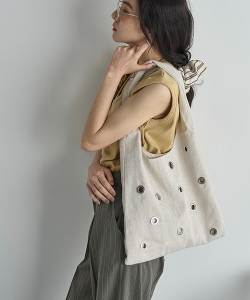 THE YOn（ザヨン）の「ヘリンボーンアイレットトライアングルトート（トートバッグ・レディース・アイボリー/ブラック・FREE）」の16枚目の写真