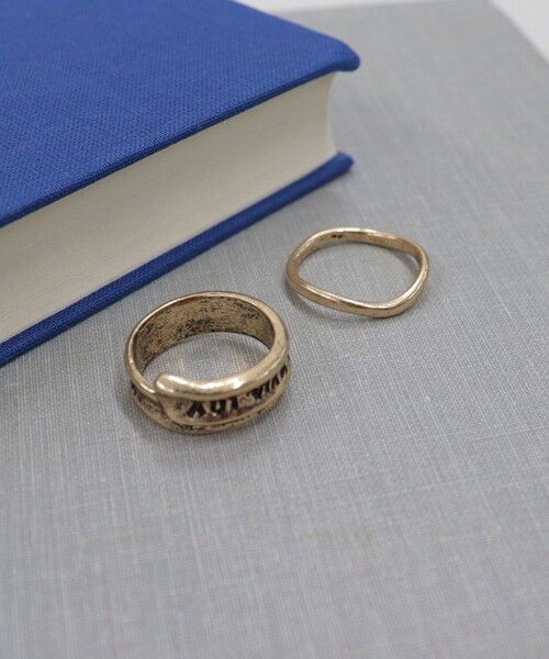 fredy emue（フレディエミュ）の「メッセージラベルセットリング（リング・レディース・シルバー/ゴールド・FREE）」の2枚目の写真