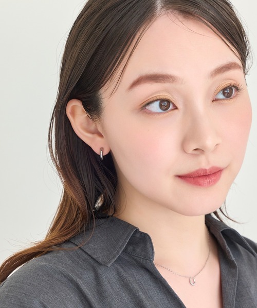 Phoebe(フィービィー)の「【痛くないシリーズ/金属アレルギー対応】ミニマルストレートフープライトフィットイヤリング(イヤリング・レディース・シルバー/イエローゴールド/シャンパン・FREE)」の16枚目の写真
