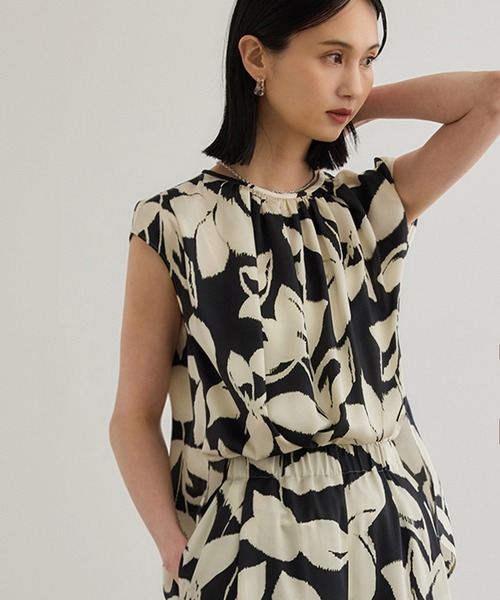 RINASCIMENTO ブラック立体フラワーブラウス RINASCIMENTO ブラック立体フラワーブラウス