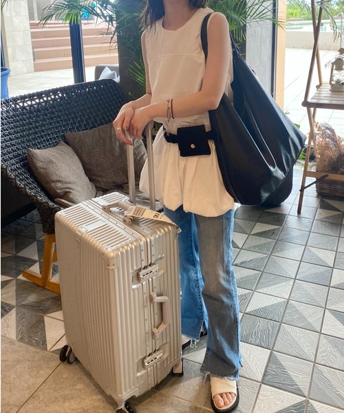 ISOOK（アイスー）の「ポーチ付きソフトレザートートバッグ(kiharu select) / 合皮 ショルダーバッグ A4サイズ収納可 大容量 通勤用 通学用 旅行用 マザーズバッグ ブラック ホワイト 黒 白（ショルダーバッグ・レディース・ブラック/ホワイト・FREE）」の4枚目の写真