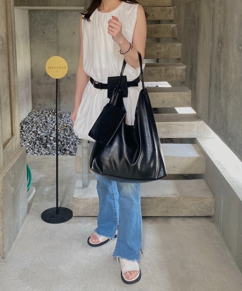 ISOOK（アイスー）の「ポーチ付きソフトレザートートバッグ(kiharu select) / 合皮 ショルダーバッグ A4サイズ収納可 大容量 通勤用 通学用 旅行用 マザーズバッグ ブラック ホワイト 黒 白（ショルダーバッグ・レディース・ブラック/ホワイト・FREE）」の7枚目の写真