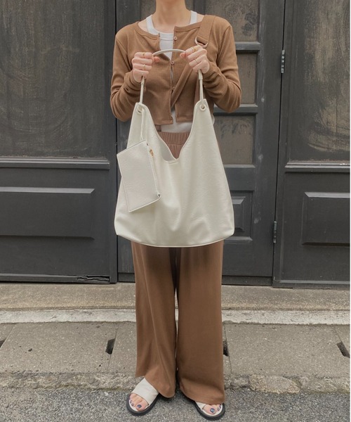 ISOOK（アイスー）の「ポーチ付きソフトレザートートバッグ(kiharu select) / 合皮 ショルダーバッグ A4サイズ収納可 大容量 通勤用 通学用 旅行用 マザーズバッグ ブラック ホワイト 黒 白（ショルダーバッグ・レディース・ブラック/ホワイト・FREE）」の16枚目の写真