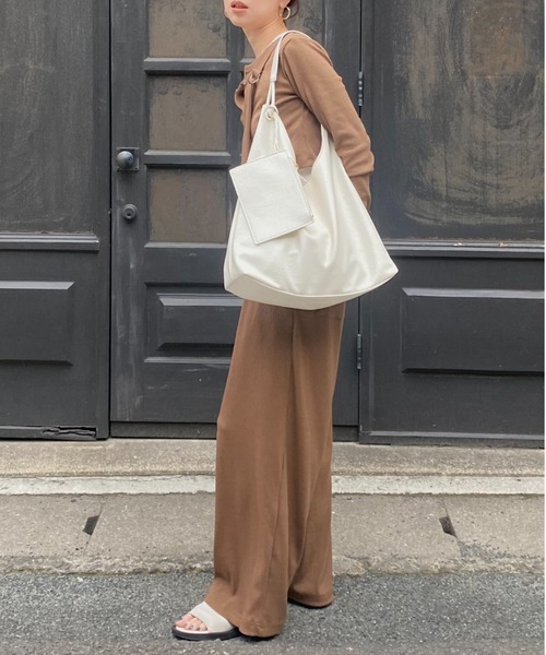 ISOOK（アイスー）の「ポーチ付きソフトレザートートバッグ(kiharu select) / 合皮 ショルダーバッグ A4サイズ収納可 大容量 通勤用 通学用 旅行用 マザーズバッグ ブラック ホワイト 黒 白（ショルダーバッグ・レディース・ブラック/ホワイト・FREE）」の10枚目の写真