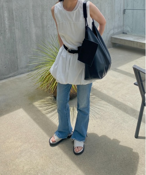 ISOOK（アイスー）の「ポーチ付きソフトレザートートバッグ(kiharu select) / 合皮 ショルダーバッグ A4サイズ収納可 大容量 通勤用 通学用 旅行用 マザーズバッグ ブラック ホワイト 黒 白（ショルダーバッグ・レディース・ブラック/ホワイト・FREE）」の11枚目の写真