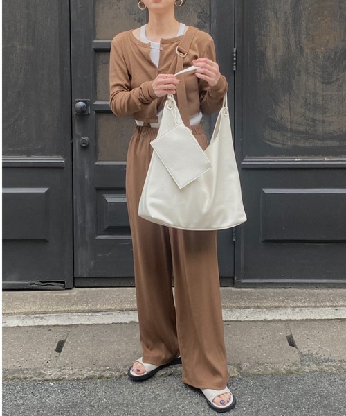 ISOOK（アイスー）の「ポーチ付きソフトレザートートバッグ(kiharu select) / 合皮 ショルダーバッグ A4サイズ収納可 大容量 通勤用 通学用 旅行用 マザーズバッグ ブラック ホワイト 黒 白（ショルダーバッグ・レディース・ブラック/ホワイト・FREE）」の12枚目の写真