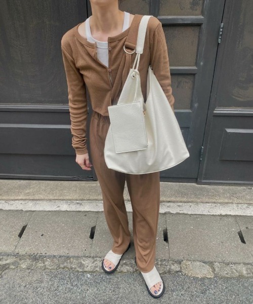 ISOOK（アイスー）の「ポーチ付きソフトレザートートバッグ(kiharu select) / 合皮 ショルダーバッグ A4サイズ収納可 大容量 通勤用 通学用 旅行用 マザーズバッグ ブラック ホワイト 黒 白（ショルダーバッグ・レディース・ブラック/ホワイト・FREE）」の20枚目の写真