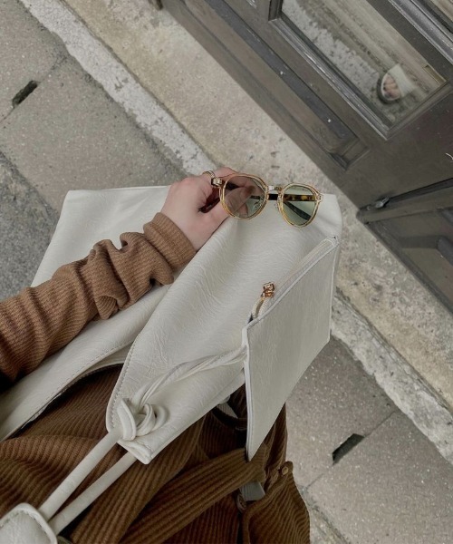 ISOOK（アイスー）の「ポーチ付きソフトレザートートバッグ(kiharu select) / 合皮 ショルダーバッグ A4サイズ収納可 大容量 通勤用 通学用 旅行用 マザーズバッグ ブラック ホワイト 黒 白（ショルダーバッグ・レディース・ブラック/ホワイト・FREE）」の21枚目の写真