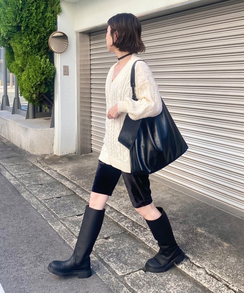 ISOOK（アイスー）の「ポーチ付きソフトレザートートバッグ(kiharu select) / 合皮 ショルダーバッグ A4サイズ収納可 大容量 通勤用 通学用 旅行用 マザーズバッグ ブラック ホワイト 黒 白（ショルダーバッグ・レディース・ブラック/ホワイト・FREE）」の22枚目の写真