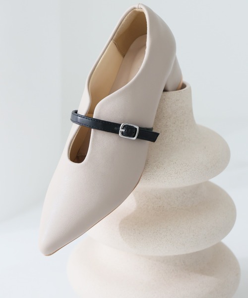 VIVIAN（ヴィヴィアン）の「履きごこちやみつき感激 ポインテッドトゥスリットストラップ4cmヒールパンプス（パンプス・レディース・ブラック/ナチュラル・23/24/25/26/22/25.5/22.5/24.5/23.5/21.5）」の2枚目の写真