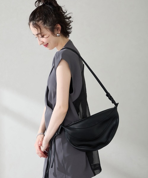 ORiental TRaffic(オリエンタルトラフィック)の「ハーフムーンショルダーバッグ/BA-261(ショルダーバッグ・レディース・ホワイト/ブラック・フリ-)」の2枚目の写真