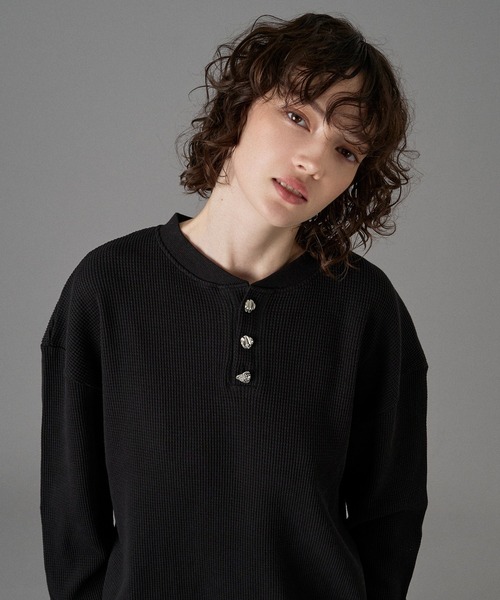 ONCILY（オンシェリー）の「SILVER BUTTON HENRY NECK THERMAL LONG SLEEVE T-SHIRT / シルバーボタンヘンリーネックサーマルロンT（Tシャツ/カットソー・メンズ・ブラック/杢グレー/ブラウン/ネイビー・SMALL/MEDIUM/LARGE）」の5枚目の写真