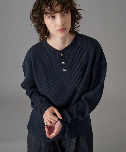 ONCILY（オンシェリー）の「SILVER BUTTON HENRY NECK THERMAL LONG SLEEVE T-SHIRT / シルバーボタンヘンリーネックサーマルロンT（Tシャツ/カットソー・メンズ・ブラック/杢グレー/ブラウン/ネイビー・SMALL/MEDIUM/LARGE）」の13枚目の写真