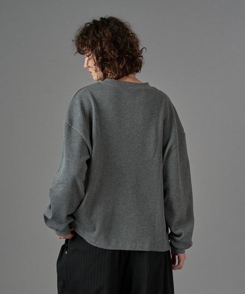 ONCILY（オンシェリー）の「SILVER BUTTON HENRY NECK THERMAL LONG SLEEVE T-SHIRT / シルバーボタンヘンリーネックサーマルロンT（Tシャツ/カットソー・メンズ・ブラック/杢グレー/ブラウン/ネイビー・SMALL/MEDIUM/LARGE）」の22枚目の写真