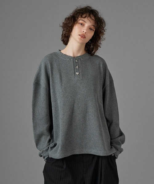 ONCILY（オンシェリー）の「SILVER BUTTON HENRY NECK THERMAL LONG SLEEVE T-SHIRT / シルバーボタンヘンリーネックサーマルロンT（Tシャツ/カットソー・メンズ・ブラック/杢グレー/ブラウン/ネイビー・SMALL/MEDIUM/LARGE）」の20枚目の写真