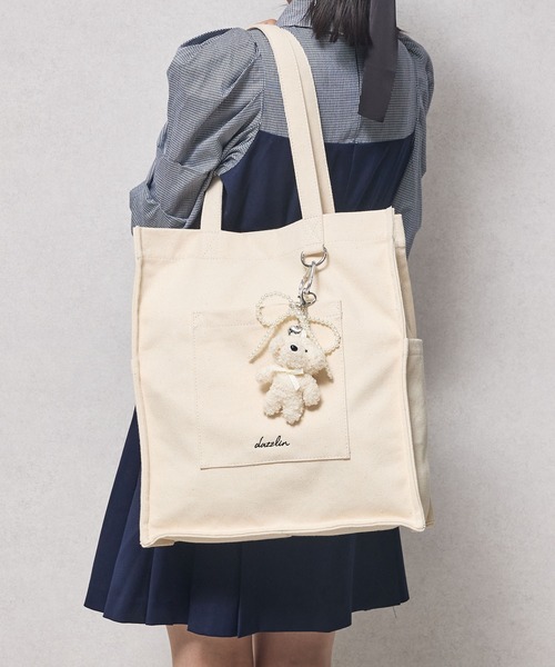dazzlin（ダズリン）の「【dazzlin/ダズリン】熊チャーム　リボンチャーム付き　キャンバス　デニム　縦型トートバッグ　推し活バッグ（トートバッグ・レディース・ブラック/ワンウォッシュ/アイボリー・FREE）」の2枚目の写真