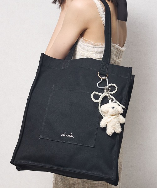 dazzlin（ダズリン）の「【dazzlin/ダズリン】熊チャーム　リボンチャーム付き　キャンバス　デニム　縦型トートバッグ　推し活バッグ（トートバッグ・レディース・ブラック/ワンウォッシュ/アイボリー・FREE）」の3枚目の写真