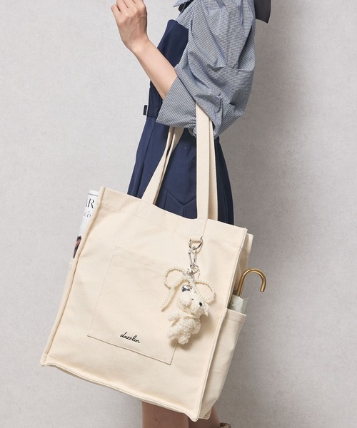 dazzlin（ダズリン）の「【dazzlin/ダズリン】熊チャーム　リボンチャーム付き　キャンバス　デニム　縦型トートバッグ　推し活バッグ（トートバッグ・レディース・ブラック/ワンウォッシュ/アイボリー・FREE）」の4枚目の写真