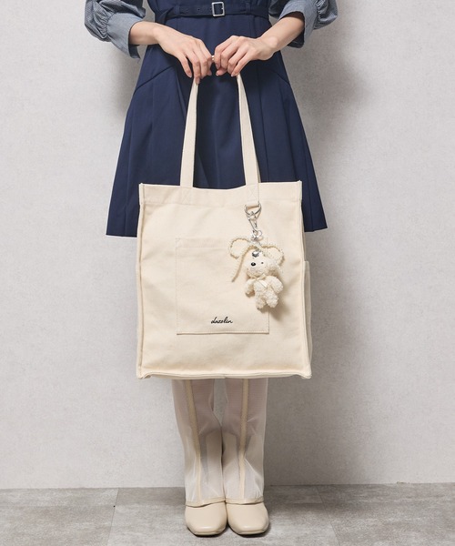dazzlin（ダズリン）の「【dazzlin/ダズリン】熊チャーム　リボンチャーム付き　キャンバス　デニム　縦型トートバッグ　推し活バッグ（トートバッグ・レディース・ブラック/ワンウォッシュ/アイボリー・FREE）」の5枚目の写真