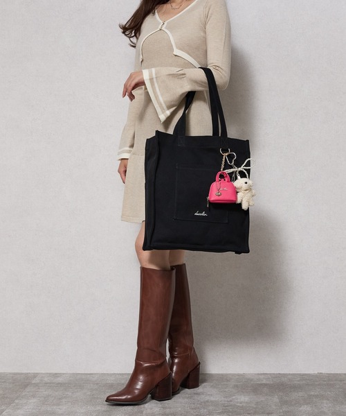 dazzlin（ダズリン）の「【dazzlin/ダズリン】熊チャーム　リボンチャーム付き　キャンバス　デニム　縦型トートバッグ　推し活バッグ（トートバッグ・レディース・ブラック/ワンウォッシュ/アイボリー・FREE）」の11枚目の写真