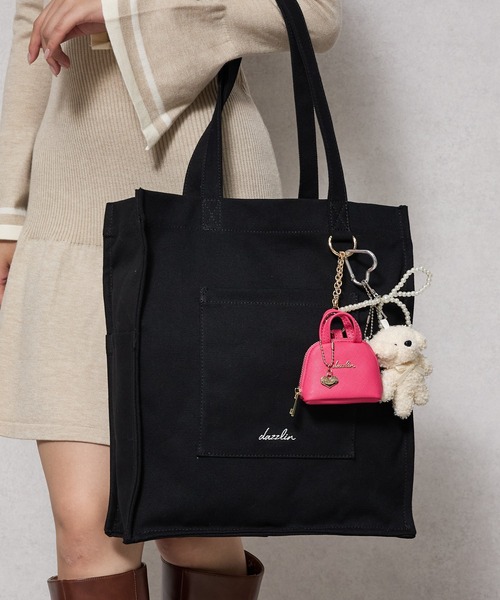dazzlin（ダズリン）の「【dazzlin/ダズリン】熊チャーム　リボンチャーム付き　キャンバス　デニム　縦型トートバッグ　推し活バッグ（トートバッグ・レディース・ブラック/ワンウォッシュ/アイボリー・FREE）」の12枚目の写真