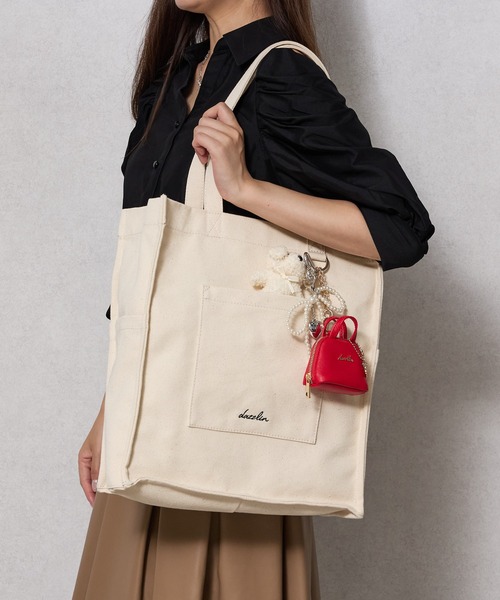 dazzlin（ダズリン）の「【dazzlin/ダズリン】熊チャーム　リボンチャーム付き　キャンバス　デニム　縦型トートバッグ　推し活バッグ（トートバッグ・レディース・ブラック/ワンウォッシュ/アイボリー・FREE）」の9枚目の写真