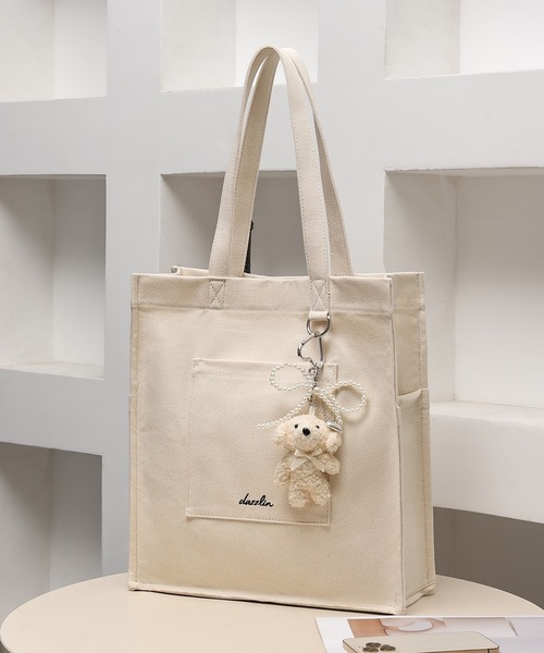 dazzlin（ダズリン）の「【dazzlin/ダズリン】熊チャーム　リボンチャーム付き　キャンバス　デニム　縦型トートバッグ　推し活バッグ（トートバッグ・レディース・ブラック/ワンウォッシュ/アイボリー・FREE）」の16枚目の写真