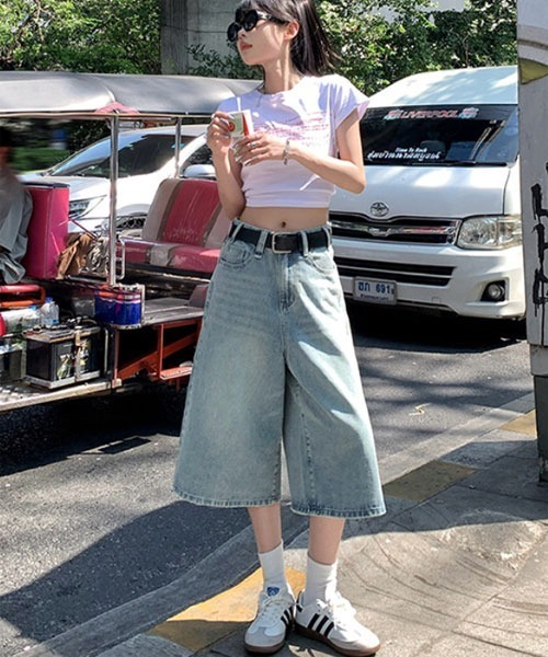 urge:(アージコロン )の「【URGE:】ハイウエスト ハーフ丈 ワイド デニム パンツ(デニムパンツ・レディース・ブルー/ライトブルー・SMALL/MEDIUM/LARGE/X-LARGE)」の2枚目の写真