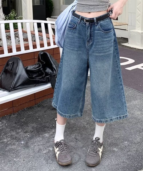 urge:(アージコロン )の「【URGE:】ハイウエスト ハーフ丈 ワイド デニム パンツ(デニムパンツ・レディース・ブルー/ライトブルー・SMALL/MEDIUM/LARGE/X-LARGE)」の5枚目の写真