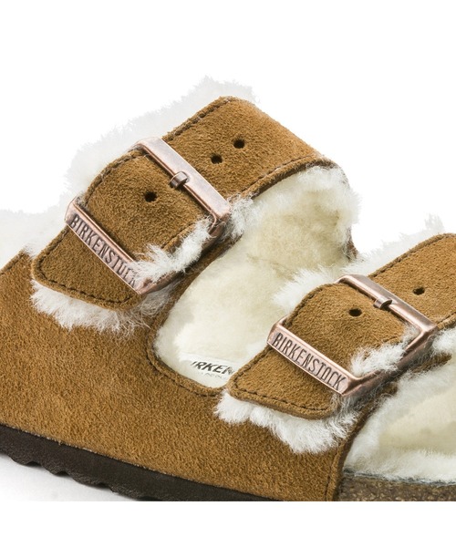 BIRKENSTOCK(ビルケンシュトック)の「【公式】ビルケンシュトック Arizona Shearling/アリゾナ シアリング スエードレザー(サンダル・メンズ・ライトブラウン・22.5cm【ナロー幅】/25cm【ナロー幅】/24.5cm【ナロー幅】)」の2枚目の写真