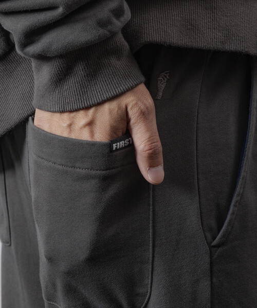 Firsthand（ファーストハンド）の「Firsthand/ファーストハンド 配色 スピンドル ワイドシルエット スウェットパンツ / 裾ドローコード / ダブルフェイス（スウェットパンツ・メンズ・グレー/チャコールグレー/ブラック・M/L）」の18枚目の写真