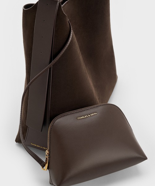 CHARLES & KEITH(チャールズ & キース)の「Edna エドナ スエードホーボーバッグ(ショルダーバッグ・レディース・ブラウン系その他7・L)」の4枚目の写真