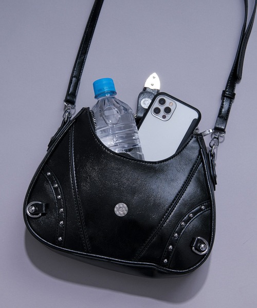 Ellno Loset（エルノロゼット）の「バックルベルトハーフムーンショルダーバッグ（ショルダーバッグ・メンズ・ブラック・FREE）」の2枚目の写真